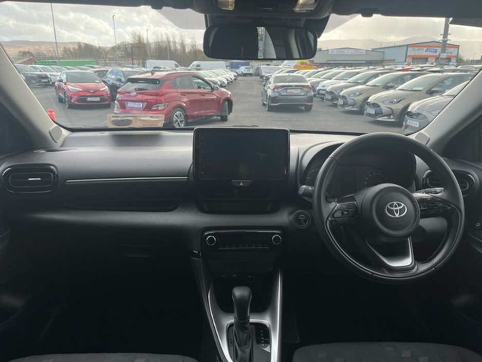 2025 Toyota Yaris - image 8