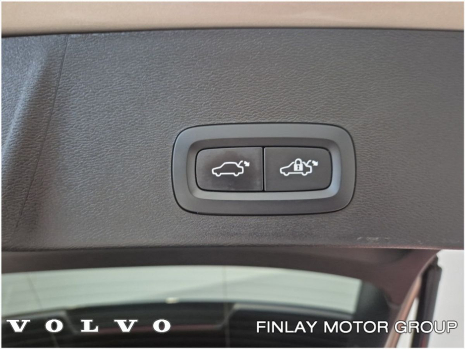 2023 Volvo XC40 - image 25