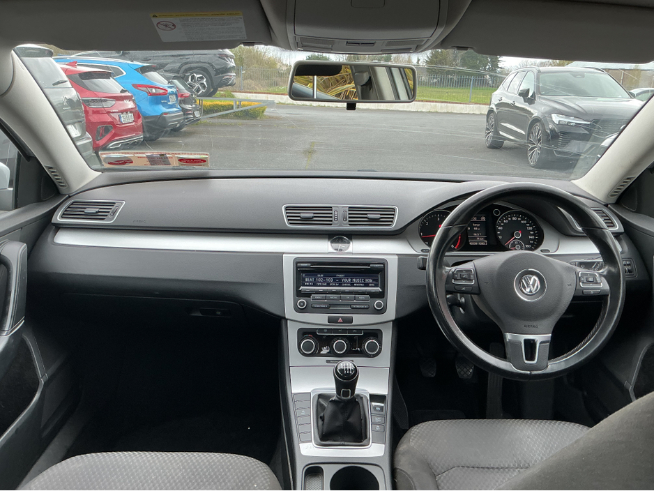 2014 Volkswagen Passat - image 12