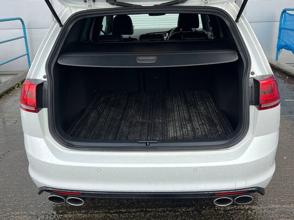 2017 Volkswagen Golf R VARIANT 4MOTION 2.0 TSI // APPLE CARPLAY/ANDROID AUTO // 18" CADIZ ALLOYS // LEATHER SPORT SEATS €26,900