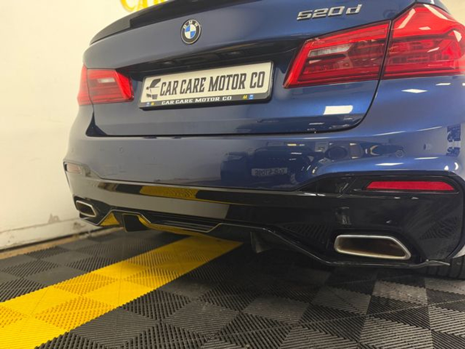 2020 BMW 5 Series - image 7