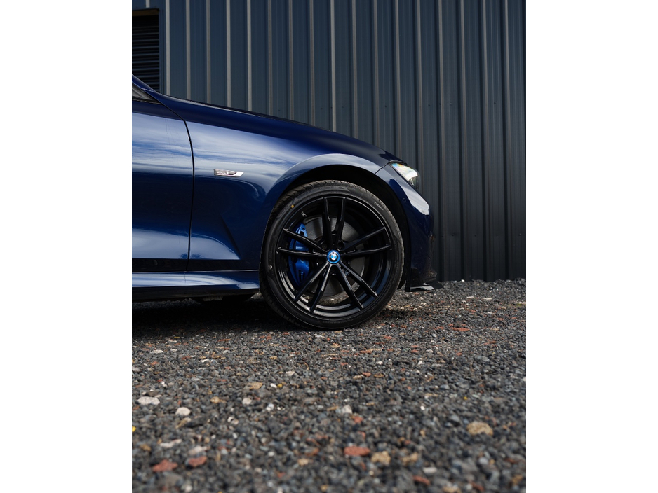 2022 BMW 3 Series - image 9