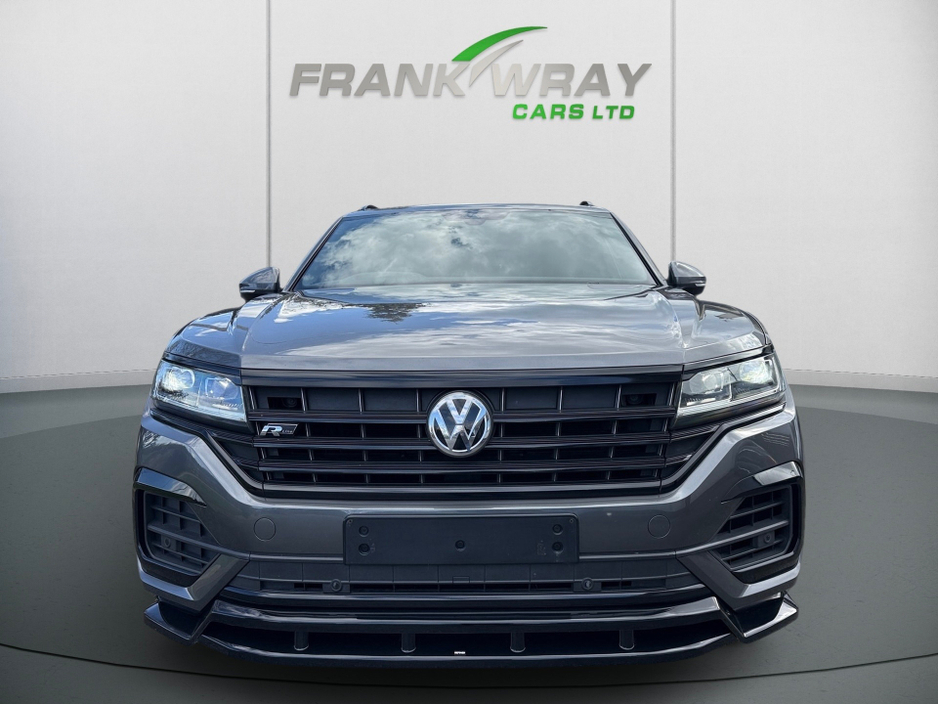 2019 Volkswagen Touareg - image 2