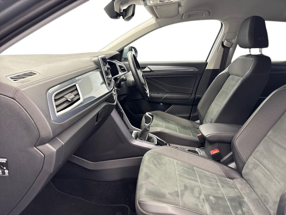 2024 Volkswagen T-Roc - image 2