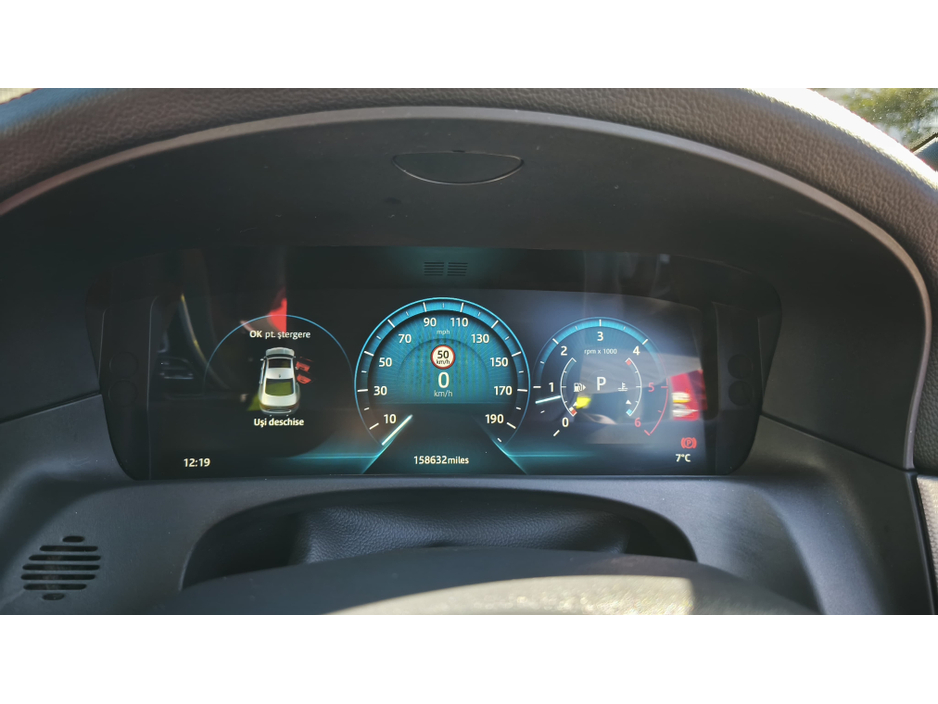 2016 Jaguar XF - image 21