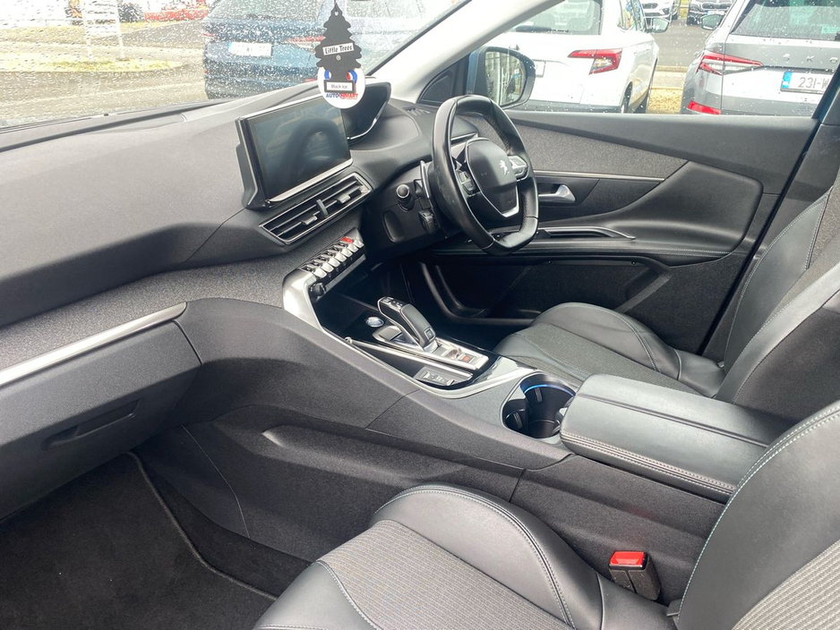 2021 Peugeot 3008 - image 2