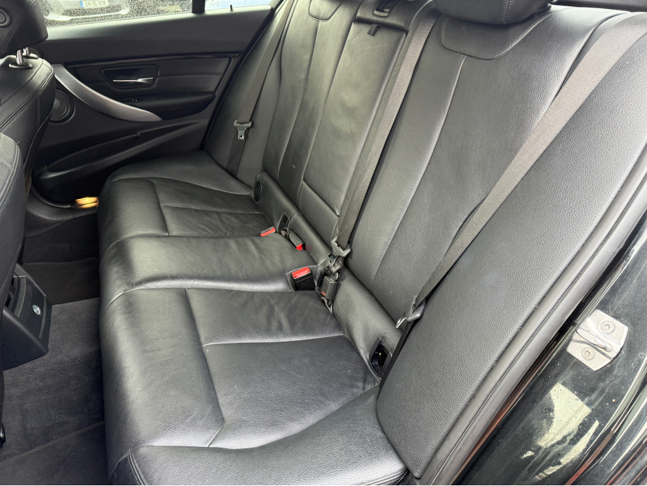 2017 BMW 3 Series - image 10