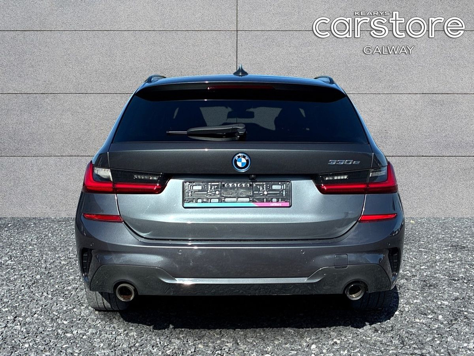 2021 BMW 3 Series - image 4