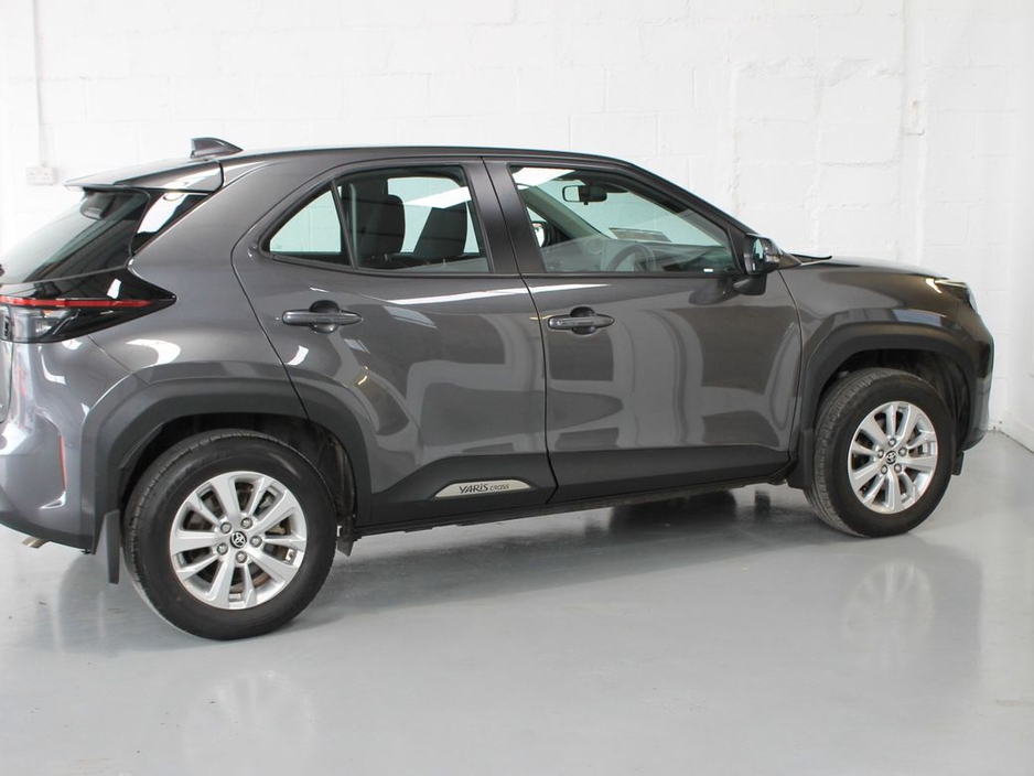 2024 Toyota Yaris - image 5