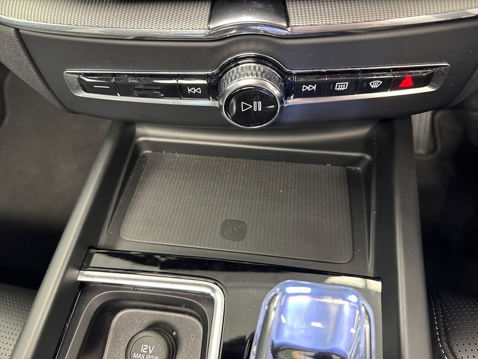 2025 Volvo XC60 - image 17