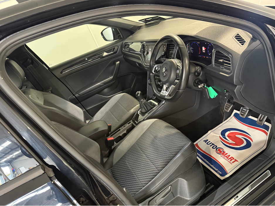 2019 Volkswagen T-Roc - image 3