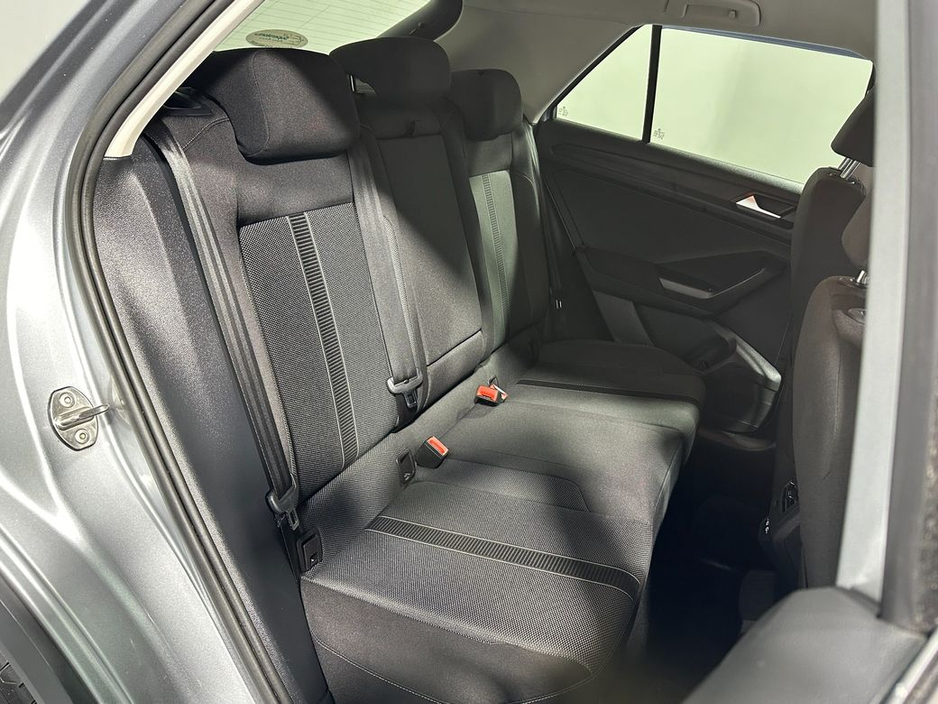 2025 Volkswagen T-Roc - image 11