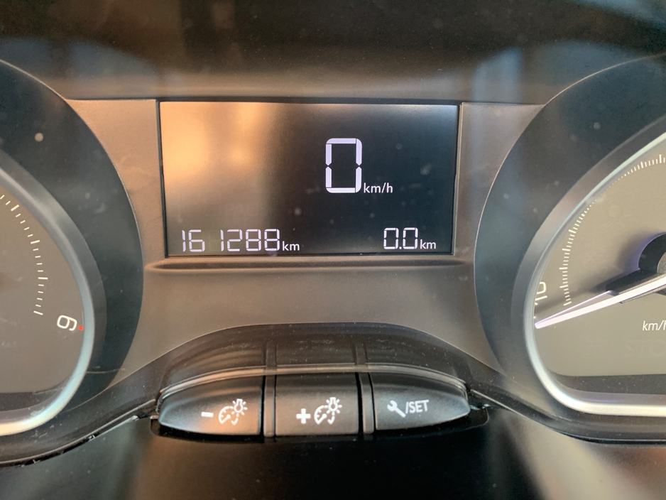 2016 Peugeot 2008 - image 12