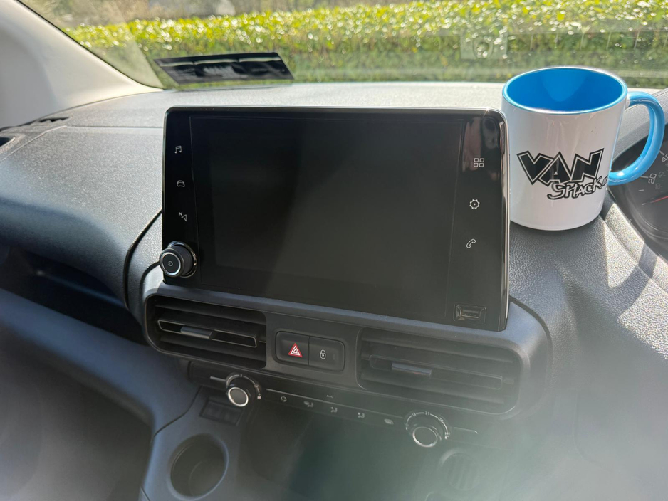 2020 Peugeot Partner - image 13