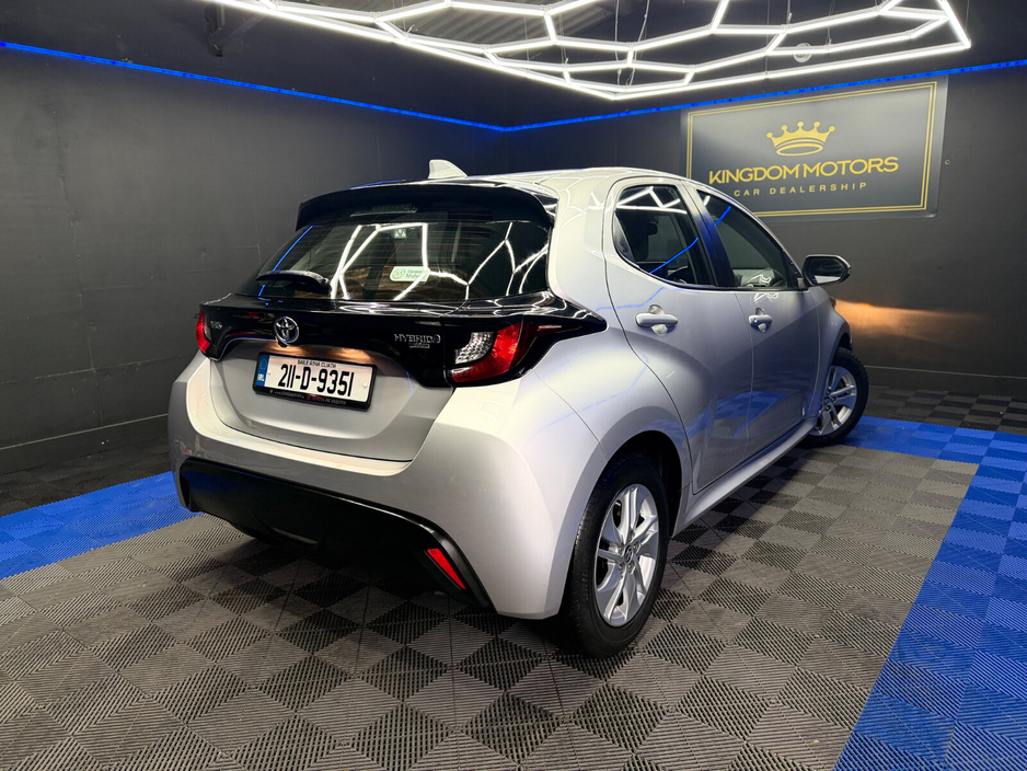 2021 Toyota Yaris - image 12