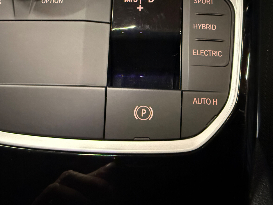 2022 BMW 3 Series - image 17