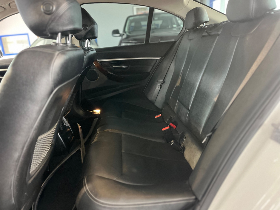 2017 BMW 3 Series - image 11