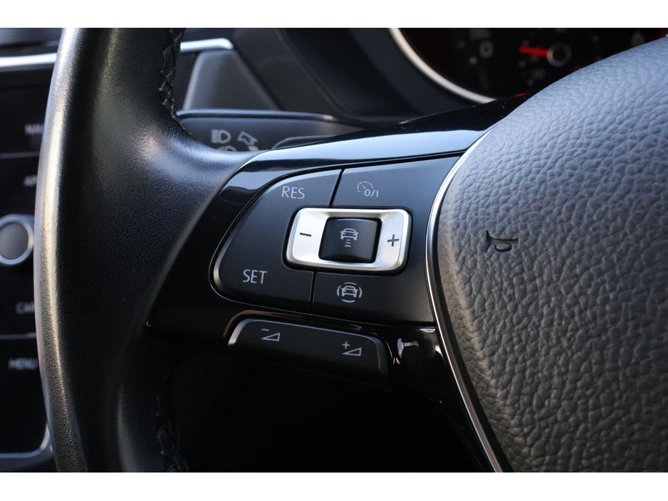 2021 Volkswagen Tiguan - image 10