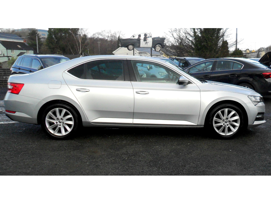 2022 Skoda Superb - image 4