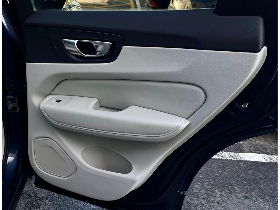 2025 Volvo XC60 - image 16