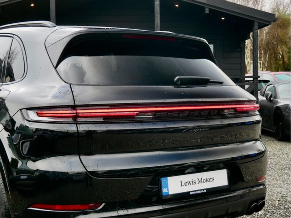 2025 Porsche Cayenne - image 12