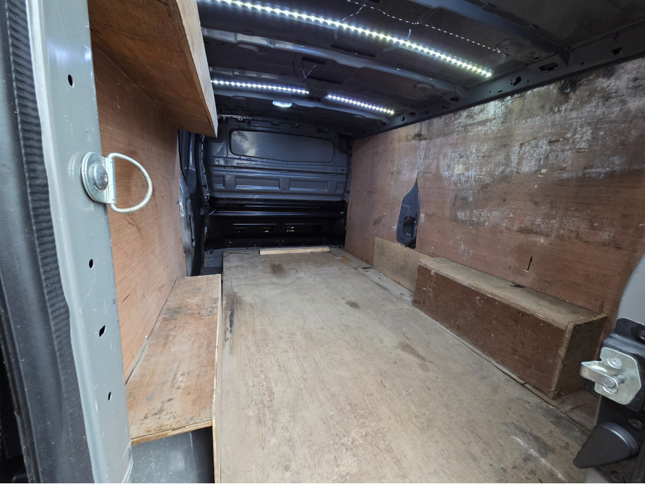 2018 Nissan NV300 - image 11