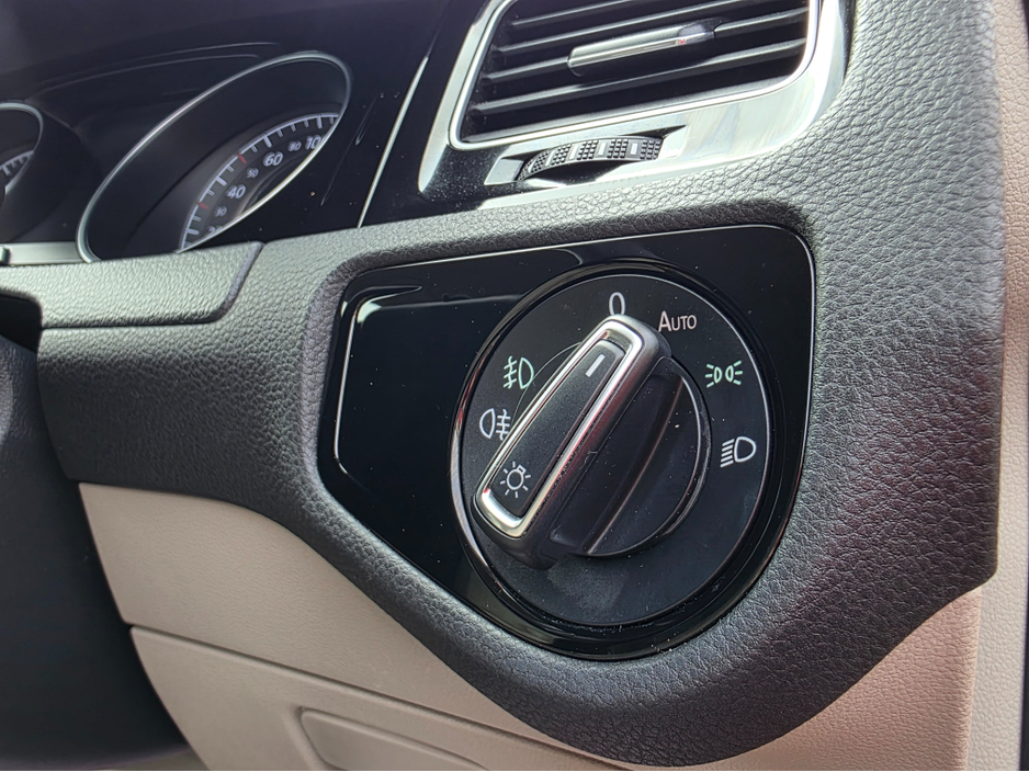 2015 Volkswagen Golf - image 10