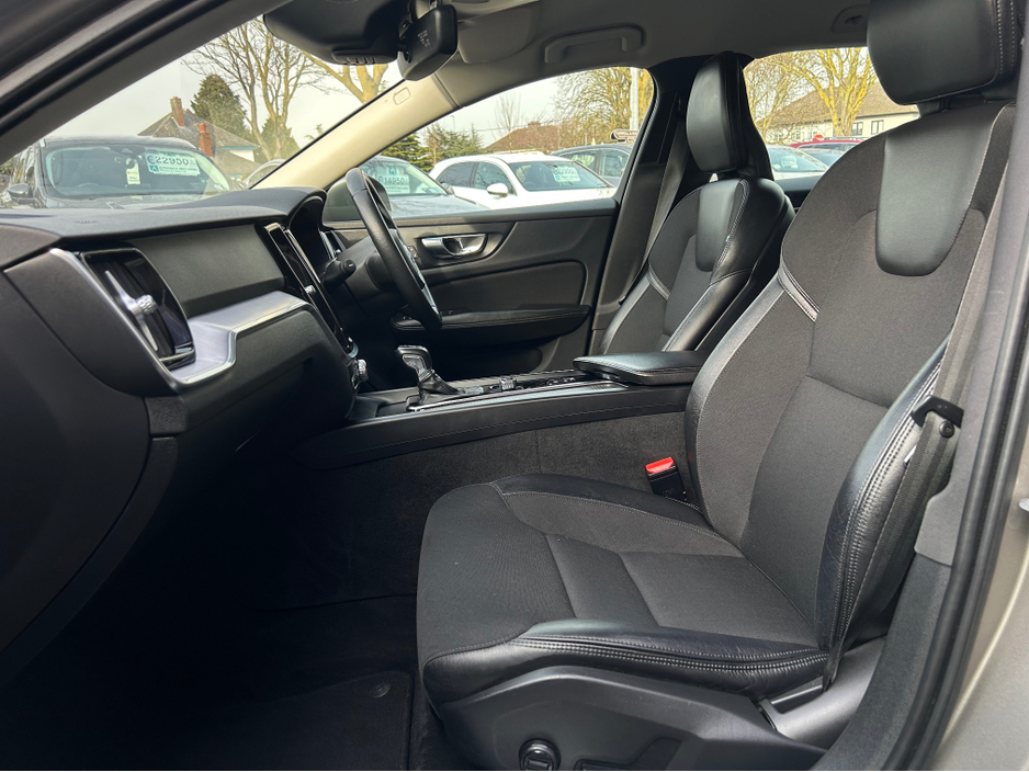2018 Volvo V60 - image 10