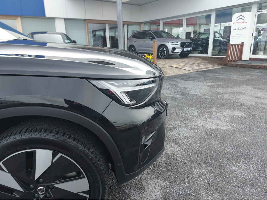 2024 Volvo XC40 - image 10