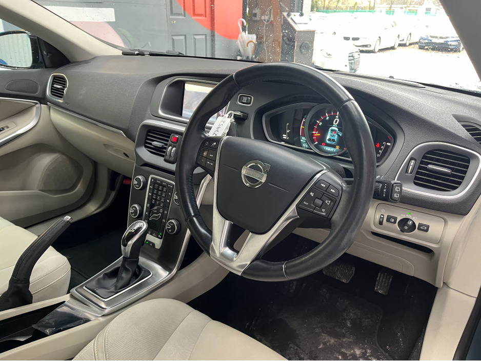 2015 Volvo V40 - image 10