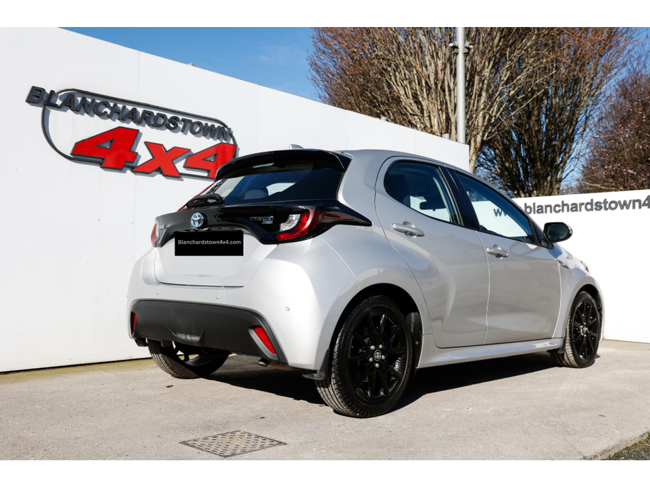 2021 Toyota Yaris - image 2