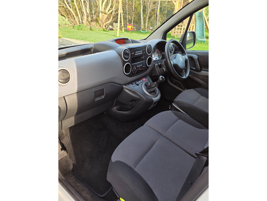 2017 Peugeot Partner  €7,950