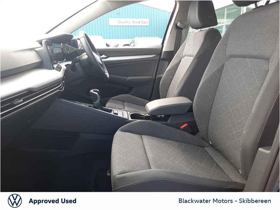 2023 Volkswagen Golf - image 4