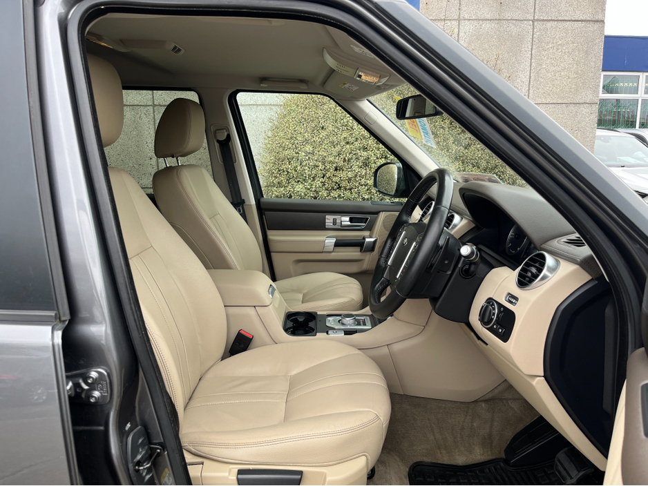 2015 Land Rover Discovery - image 11