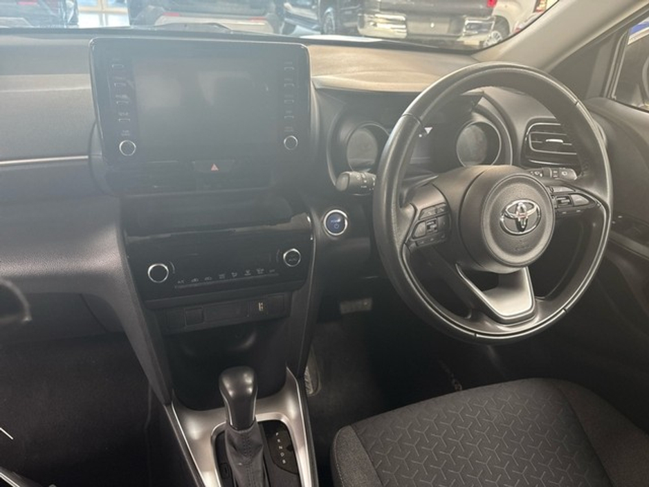 2023 Toyota Yaris Cross - image 8