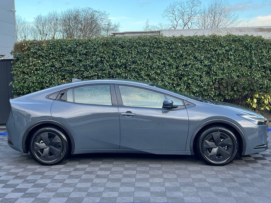 2024 Toyota Prius 1.8 HYBRID // LIKE NEW 3, 000 KM // DIGITAL CLUSTER // ADAPTIVE CRUISE CONTROL €29,950