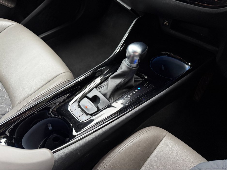 2023 Toyota C-HR HYBRID..Keyless Entry..Apple CarPlay €22,750