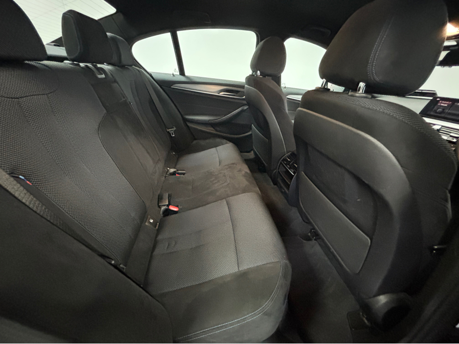 2020 BMW 5 Series - image 9