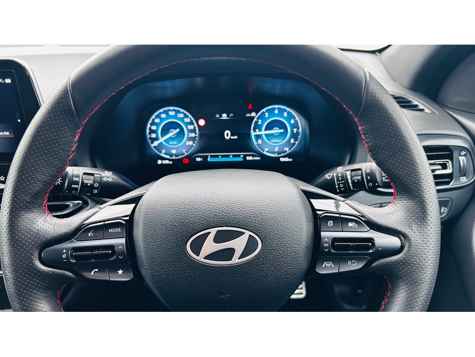 2025 Hyundai i30 - image 9