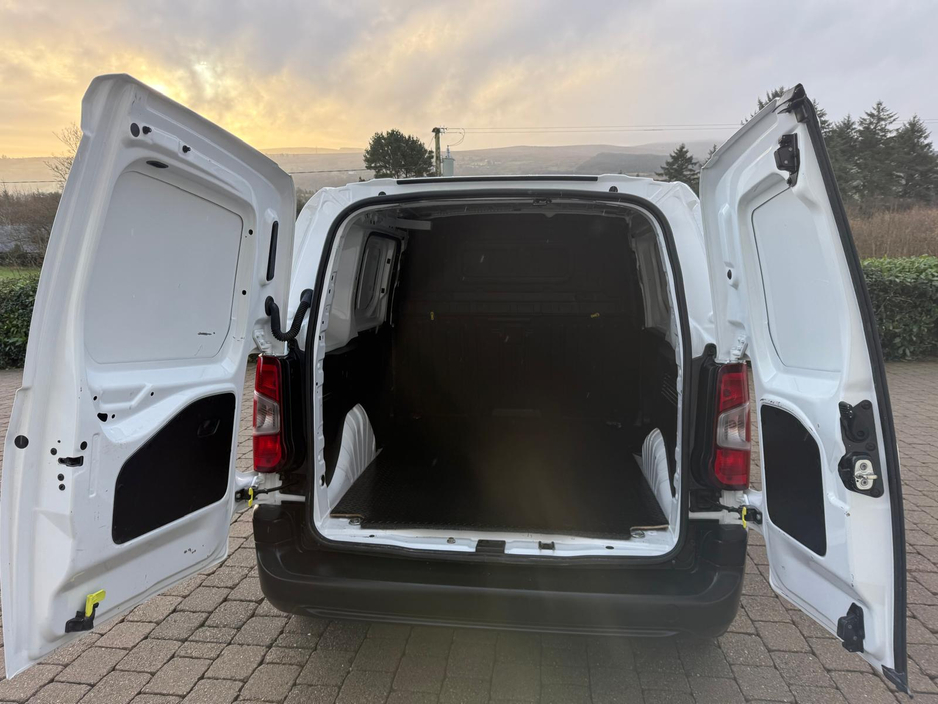 2022 Opel Combo - image 23