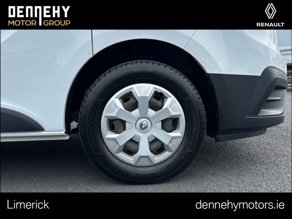 2022 Renault Trafic - image 9