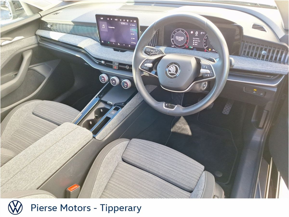 2025 Skoda Superb - image 2