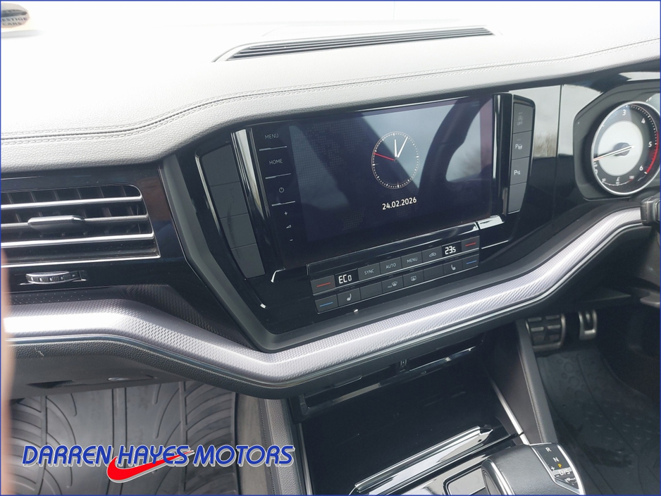 2021 Volkswagen Touareg - image 9