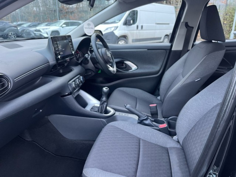 2022 Toyota Yaris - image 6