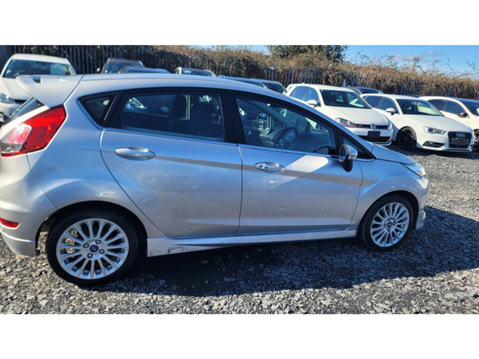 2016 Ford Fiesta - image 5