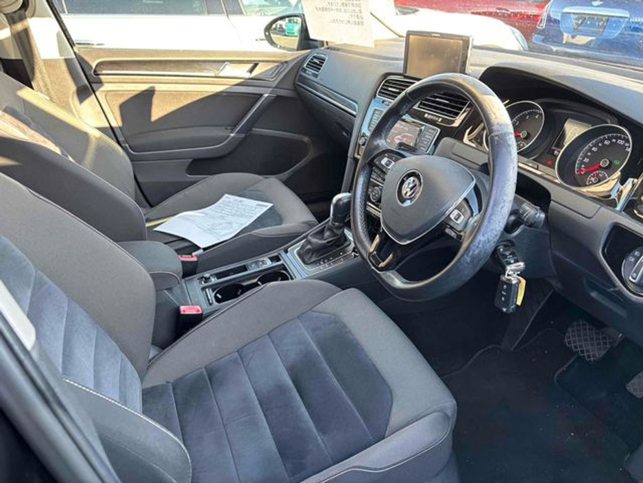 2013 Volkswagen Golf - image 2