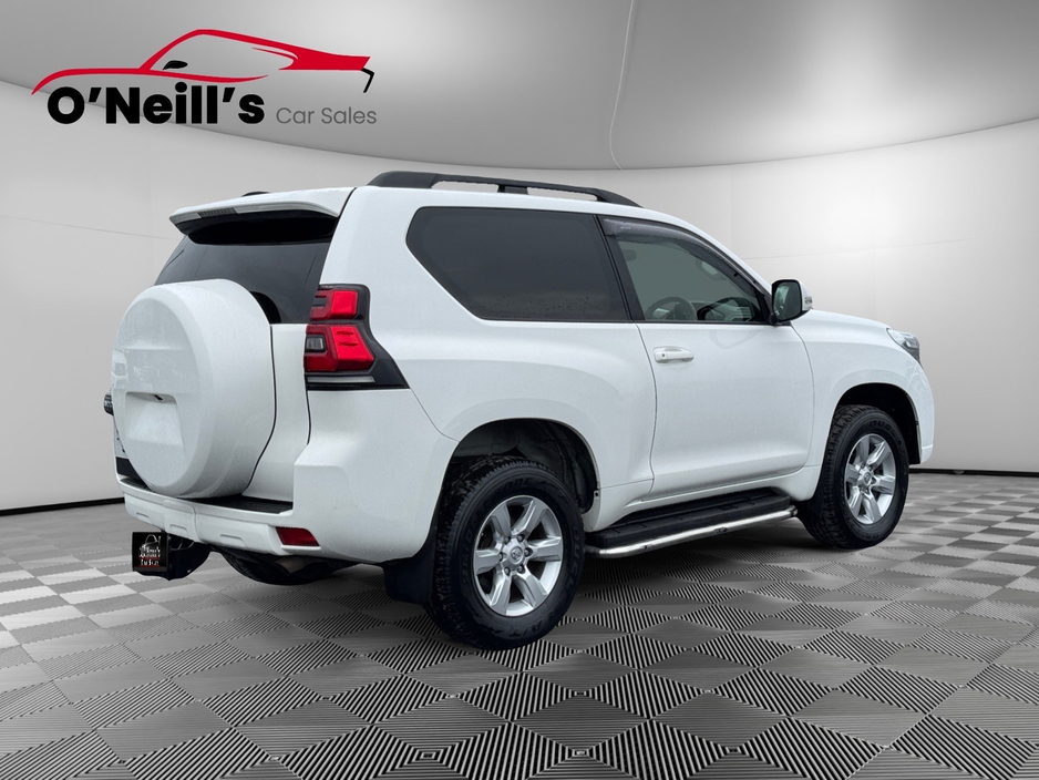 2017 Toyota Landcruiser - image 3