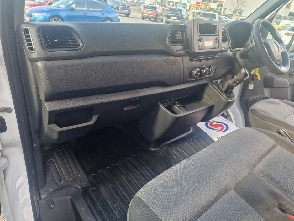 2020 Renault Master - image 8