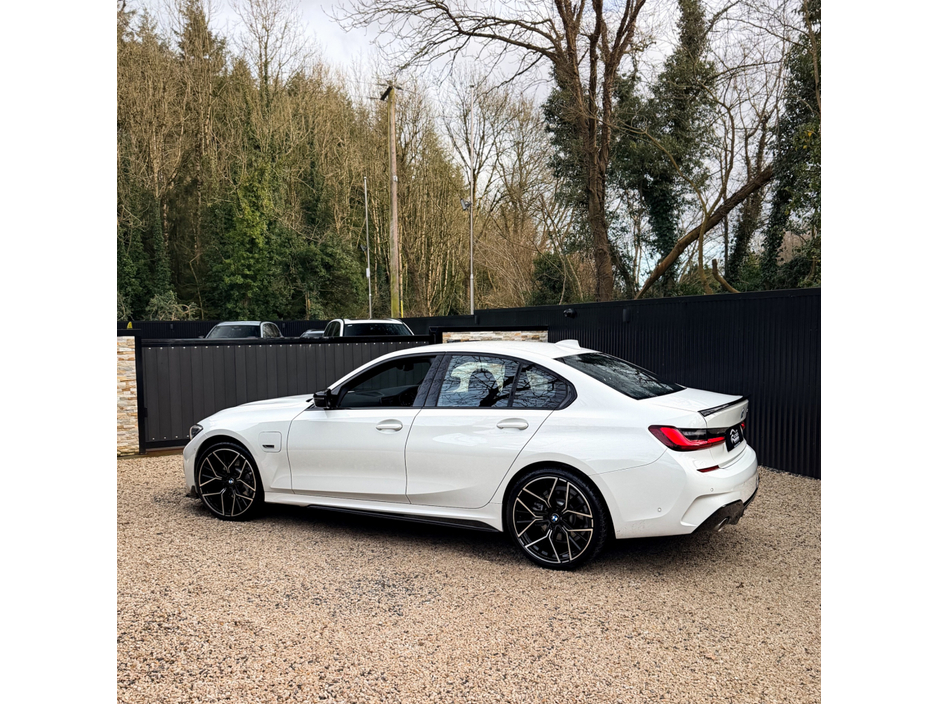 2021 BMW 3 Series - image 8