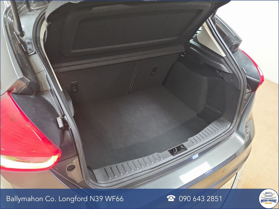 2017 Ford Focus - image 24